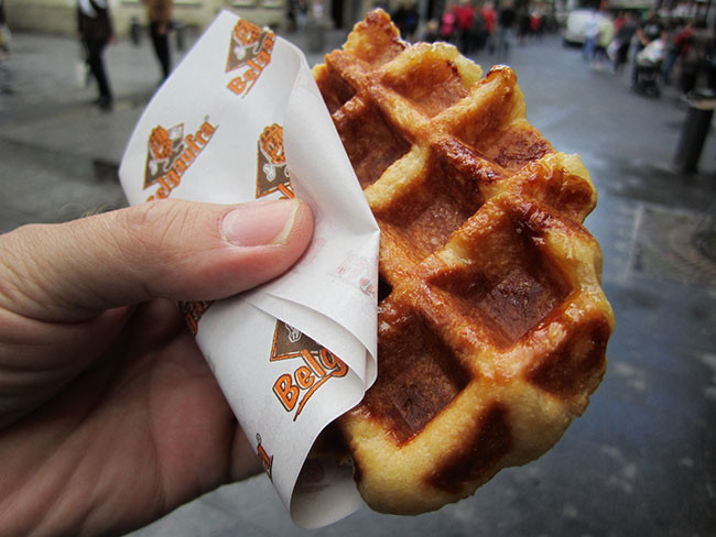 Gaufre: Chiếc bánh quế này là món ăn vặt rất phổ biến ở Mỹ, khác với nhiều nơi khác, bánh quế ở đây đậm đặc hơn nhiều với lớp vỏ bánh được làm từ bơ Brioche rất thơm, phần đường được nấu phủ trên bánh rất đặc biệt, tạo nên màu caramel cháy xém trông rất hấp dẫn.