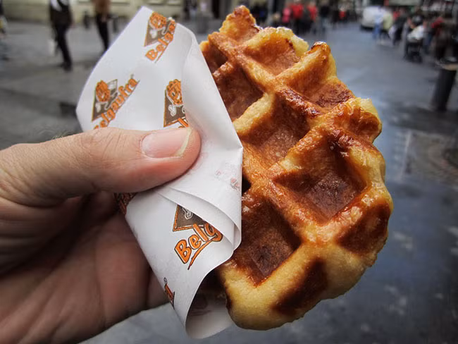 Gaufre: Chiếc bánh quế này là món ăn vặt rất phổ biến ở Mỹ, khác với nhiều nơi khác, bánh quế ở đây đậm đặc hơn nhiều với lớp vỏ bánh được làm từ bơ Brioche rất thơm, phần đường được nấu phủ trên bánh rất đặc biệt, tạo nên màu caramel cháy xém trông rất hấp dẫn.