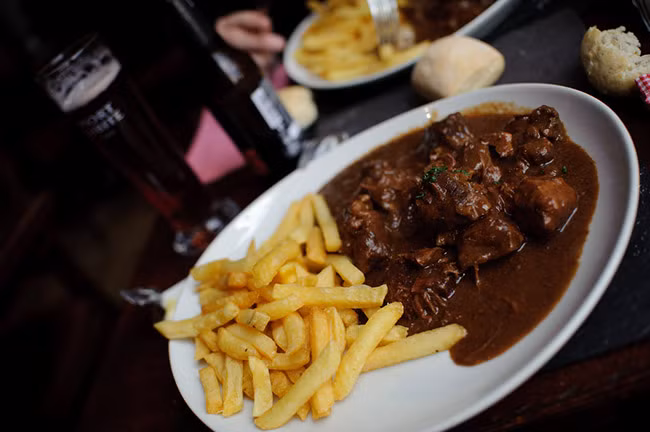 Stoverij: Món thịt bò hầm này thật sự rất ngon, có vị rất đặc biệt mà bất kỳ ai nếm thử đều phải trầm trò khen ngợi. Thịt bò sẽ được nấu cùng với hành tây, lá nguyệt quế, húng tây, mù tạt và một chút rượu vang đỏ để tăng thêm hương vị, thường ăn kèm với khoai tây chiên hoặc luộc.