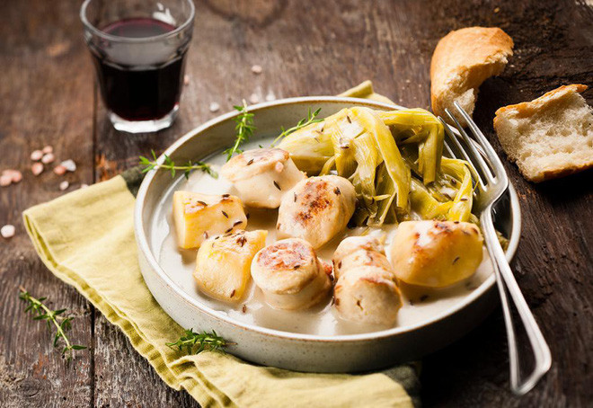 Boudin Blanc là xúc xích trắng được làm từ sữa cùng với thịt. Hương vị tinh tế của nó thể hiện ở sự mềm mịn, không ngấy như nhiều loại khác. Món ăn Bỉ này ngon nhất khi được chiên hoặc nướng, ăn kèm với khoai tây nghiền.