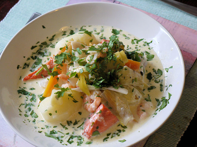 Waterzooi: Món cá hầm Waterzooi có nguồn gốc từ thị trấn Ghent với thành phần chính là cá tuyết sông được hầm mềm nhừ trong đa dạng các loại rau củ. Về cơ bản, nước dùng phải được nấu sánh sệt cùng với độ béo từ kem, lòng đỏ trứng và bơ. Tuy nhiên món không hề ngầy ngậy hương vị mà được cà rốt, khoai tây, cần tây, tỏi tây, nguyệt quế... thêm thắt để cân bằng lại.