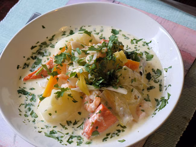 Waterzooi: Món cá hầm Waterzooi có nguồn gốc từ thị trấn Ghent với thành phần chính là cá tuyết sông được hầm mềm nhừ trong đa dạng các loại rau củ. Về cơ bản, nước dùng phải được nấu sánh sệt cùng với độ béo từ kem, lòng đỏ trứng và bơ. Tuy nhiên món không hề ngầy ngậy hương vị mà được cà rốt, khoai tây, cần tây, tỏi tây, nguyệt quế... thêm thắt để cân bằng lại.