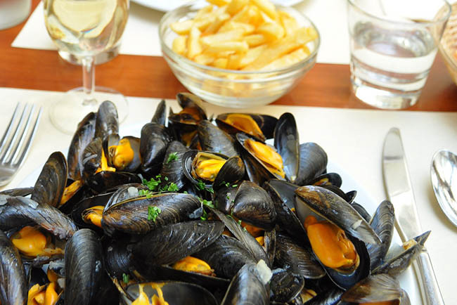 Moules-frites: Có hai loại thực phẩm bổ sung cho nhau cực kỳ tốt là trai hấp bia với khoai tây chiên ăn kèm. Và tuyệt vời hơn nữa nếu được dùng với một chút rượu vang trắng.
