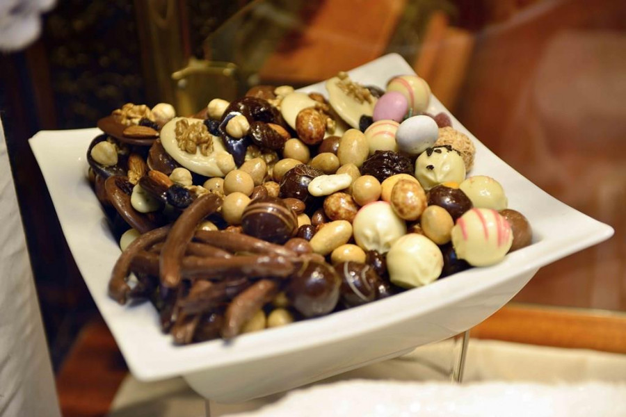 Socola: Tại Bỉ có hơn 2000 loại socola khác nhau và loại nào cũng mang một hương vị rất riêng, rất tuyệt vời, không nơi nào có thể sánh được với chất lượng socola Bỉ. Chỉ nhắc đến socola là một việc đáng để có một chuyến đi đến thăm quan đất nước này.