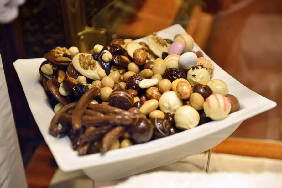 Socola: Tại Bỉ có hơn 2000 loại socola khác nhau và loại nào cũng mang một hương vị rất riêng, rất tuyệt vời, không nơi nào có thể sánh được với chất lượng socola Bỉ. Chỉ nhắc đến socola là một việc đáng để có một chuyến đi đến thăm quan đất nước này.