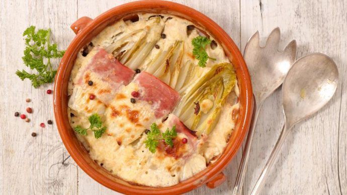 Chicon Au Gratin: Một món ngon khó cưỡng thể hiện được sự tinh tế của ẩm thực Bỉ mà bất kì ai thưởng thức cũng phải trầm trồ, đó là Chicon Au Gratin. Người ta sử dụng endives, rau cúc đắng, luộc cho thật mềm nhừ làm nhân để cuộn thịt xông khói hoặc thịt băm trộn cùng khoai tây bên ngoài.
