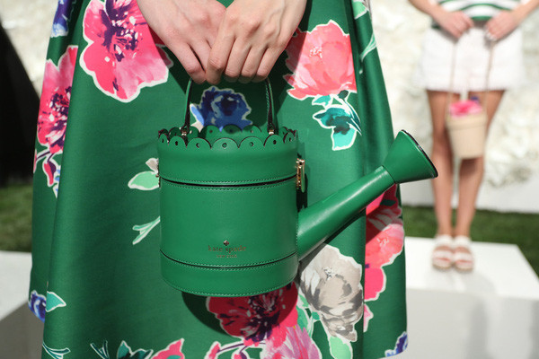 Thương hiệu Kate Spade gây sốt trên sàn diễn thời trang với mẫu túi xách kỳ quặc hình bình tưới cây.