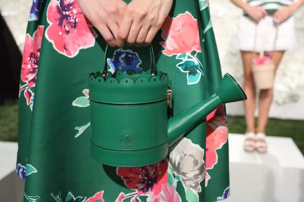 Thương hiệu Kate Spade gây sốt trên sàn diễn thời trang với mẫu túi xách kỳ quặc hình bình tưới cây.
