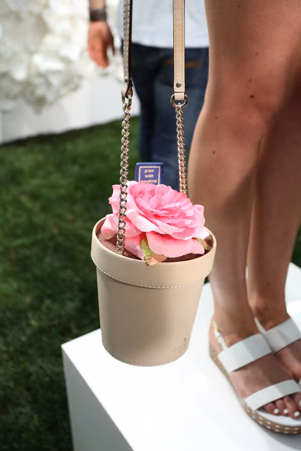 Thêm một mẫu túi xách hàng hiệu kỳ lạ của Kate Spade lấy cảm hứng từ chậu hoa.