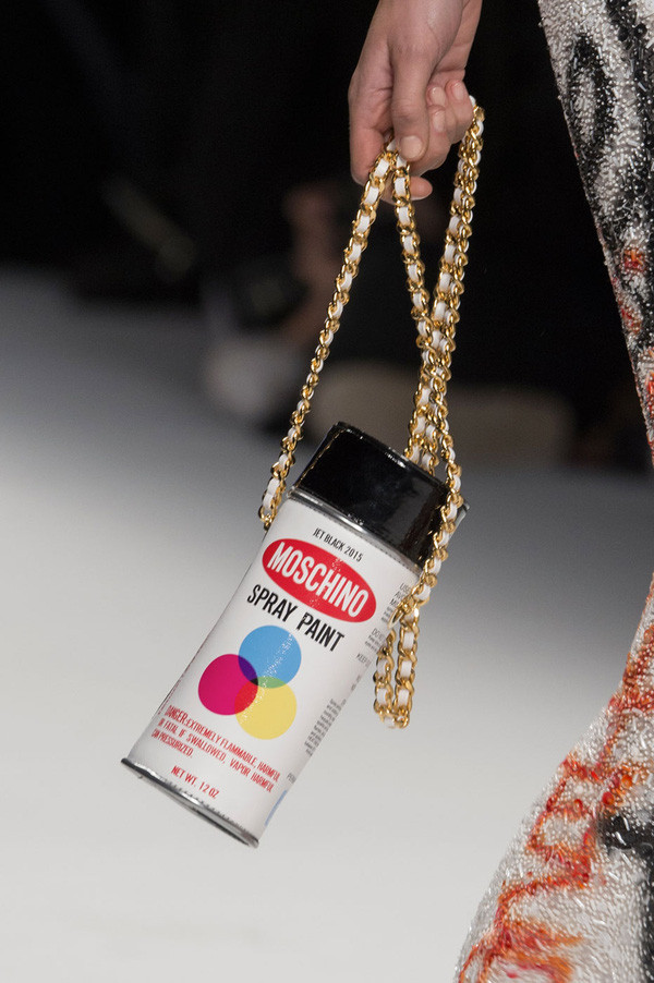 Moschino còn sáng tạo ra dòng túi mô phỏng bình sơn xịt để vẽ trên tường.