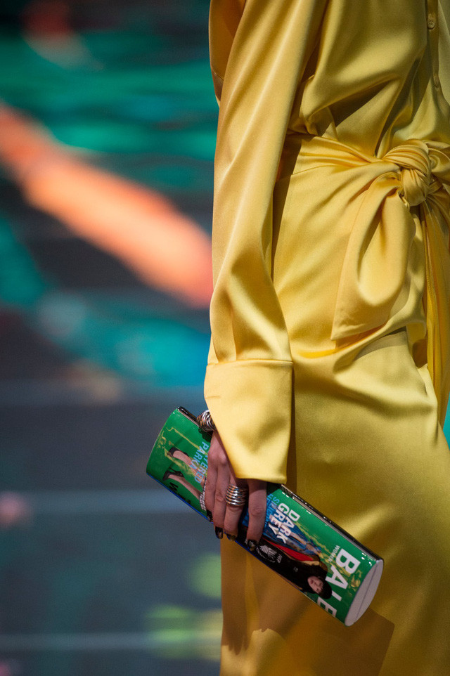 Clutch cầm tay của thương hiệu Balenciaga trông chẳng khác gì một cuốn tạp chí cuộn lại.