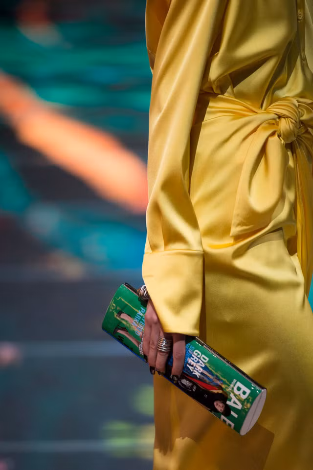 Clutch cầm tay của thương hiệu Balenciaga trông chẳng khác gì một cuốn tạp chí cuộn lại.