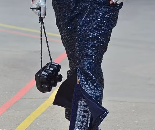 Nhà mốt Chanel ra mắt mẫu clutch có hình dáng na ná như vỉ đựng trứng trong siêu thị.