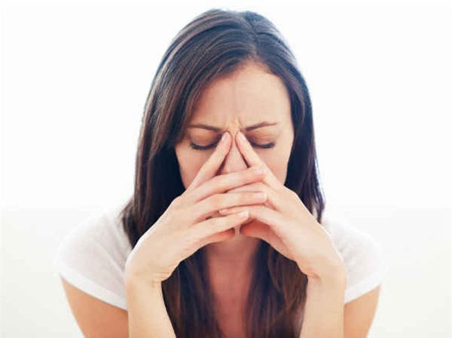 Mất cân bằng hormone: Rối loạn hormone như hội chứng đa nang buồng trứng (PCOS) được cho là liên quan quan tới tình trạng cơ thể tiêu thụ quá nhiều đường và căng thẳng. Nên nếu phụ nữ có chu kỳ kinh không đều hay mắc PCOS, người đó rõ ràng ăn quá nhiều đường.