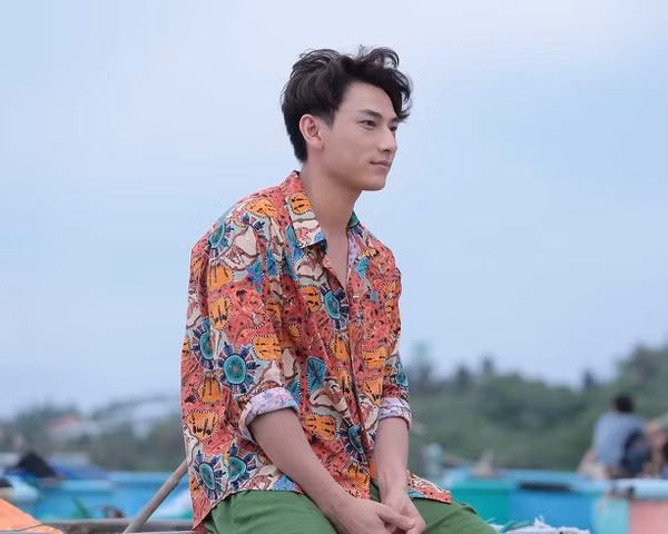 Nhiều mỹ nam Việt cũng trở thành tín đồ của các kiểu trang phục in hoa. Tuy nhiên, không phải ai mặc kiểu áo “bánh bèo” này cũng đẹp và thần thái nam tính như Sơn Tùng, Erik hay Issac. Nhiều người khiến netizen phải ôm bụng cười vì mặc đồ hoa có phần sến súa một cách hài hước.