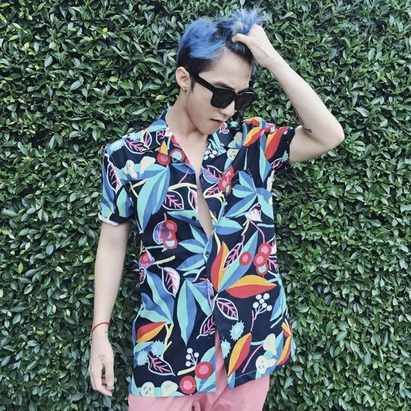 Sơn Tùng khẳng định gu thời trang xứng tầm fashionista khi mặc áo hoa "cực chất".