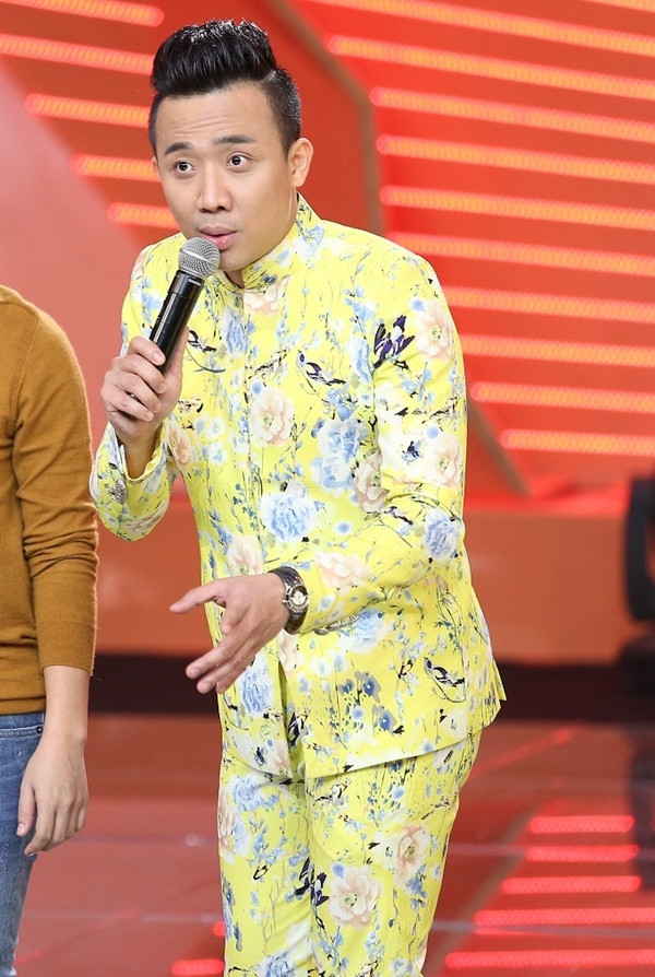 Danh hài Trấn Thành trở nên nữ tính hơn khi diện cả cây vàng "nở" đầy hoa lá.