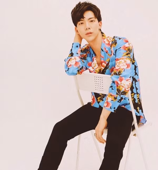 Erik cũng toát lên thần thái hút hồn khi diện áo hoa lá.