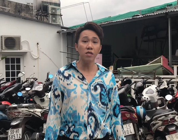 Danh hài Anh Đức mất điểm khi mặc áo hoa lá.