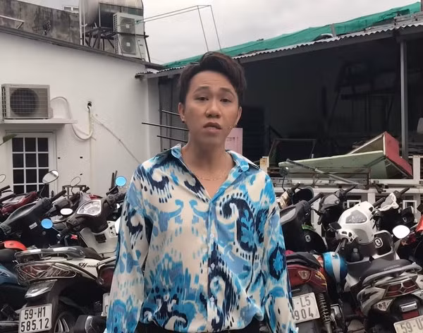 Danh hài Anh Đức mất điểm khi mặc áo hoa lá.