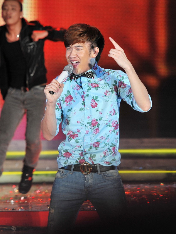 Vốn chuộng thời trang lịch lãm nhưng có lúc Dương Triệu Vũ mặc áo hoa lá cành "cực điệu".