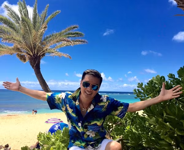 Đàm Vĩnh Hưng cũng khá lãng tử với áo hoa.