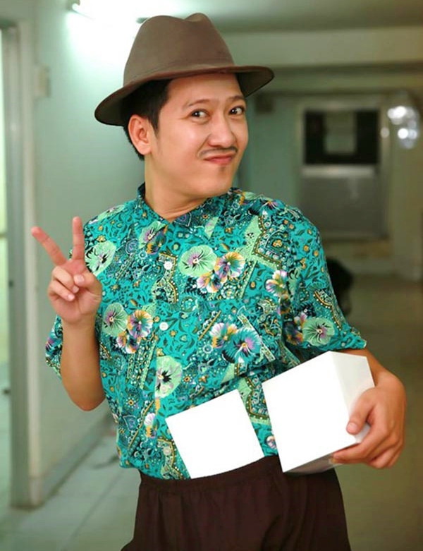 Trường Giang cũng là một trong những nghệ sĩ Hàn thường mặc áo hoa khi đi diễn.