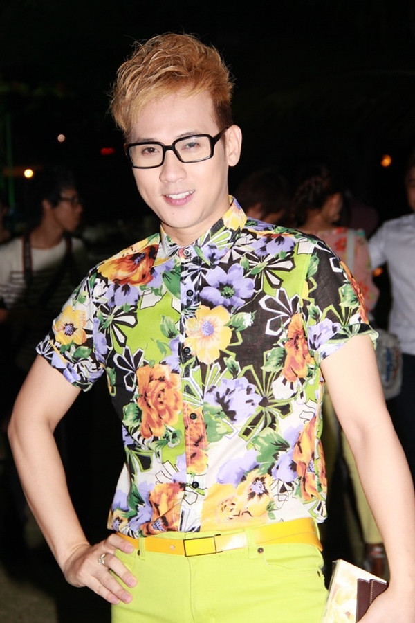 Nguyên Vũ trông khá "bánh bèo" khi phối áo hoa với chiếc quần vàng chói lọi. Ảnh: Internet.