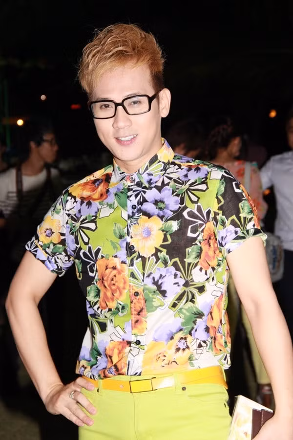 Nguyên Vũ trông khá "bánh bèo" khi phối áo hoa với chiếc quần vàng chói lọi. Ảnh: Internet.
