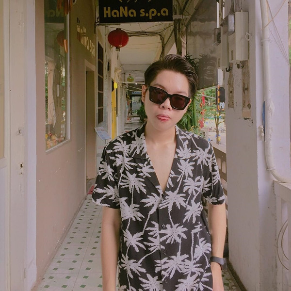 Đức Phúc trước khi “tân trang” nhan sắc cũng là fans cứng của áo hoa. Tuy nhiên, quán quân The Voice lại không được đánh giá cao về style “sến súa”.