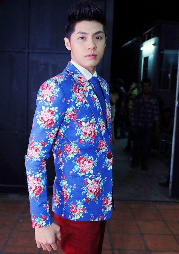 Thời trang hoa lá của Noo Phước Thịnh cũng khá chất.