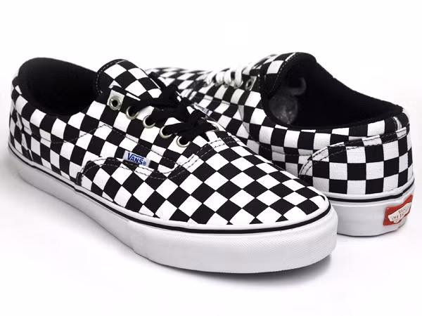 Checkerboard có rất nhiều phiên bản nhưng đôi sneaker đen-trắng với phần thân giày được trang trí họa tiết tiết độc đáo. Giờ đây, nó vẫn là sản phẩm được ưa chuộng bởi nhiều tín đồ thời trang.