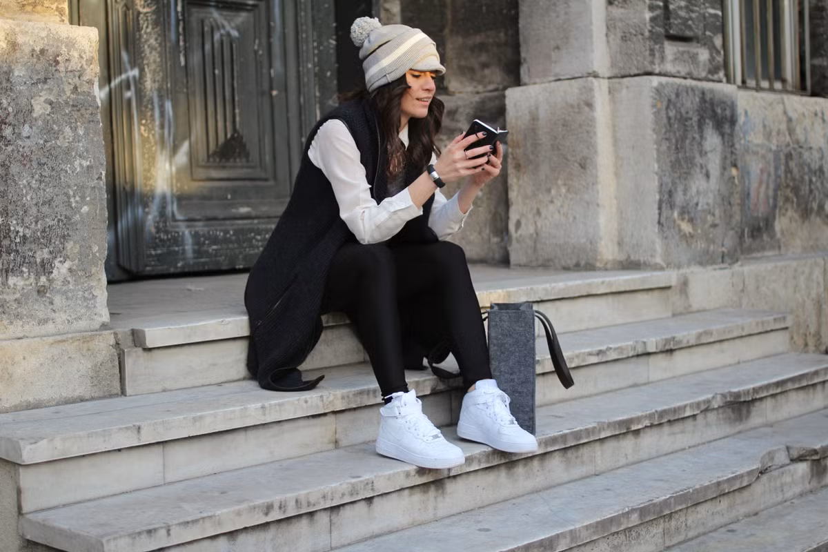 Ban đầu, đôi giày sneaker độc đáo này được thiết kế riêng cho các cầu thủ bóng rổ. Tuy nhiên sau đó, nó đột nhiên trở nên cực kì nổi tiếng và trở thành một “hiện tượng” trong giới thời trang.