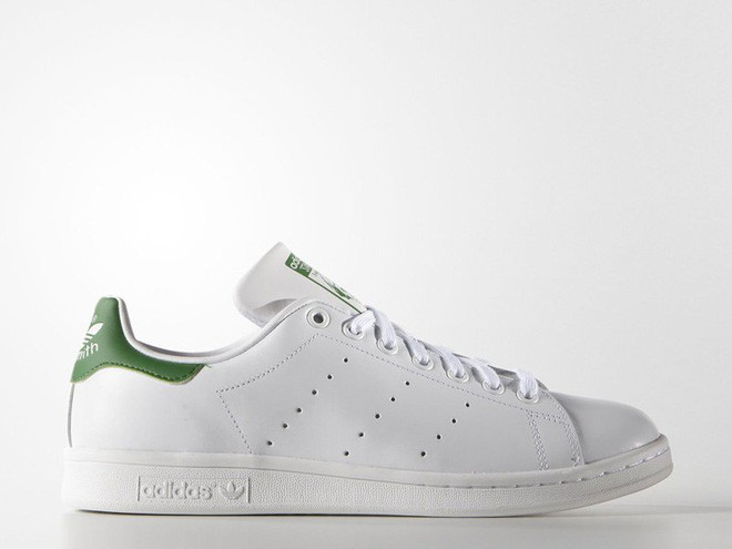 Adidas Stan Smith (1965): Đây là đôi giày Adidas duy nhất có thể vượt mặt “huyền thoại” Samba một thời. Tên của đôi giày được lấy từ tay vợt nổi tiếng người Mỹ Stan Smith – người được vinh dành bằng cách thêu gương mặt lên phần lưỡi giày.