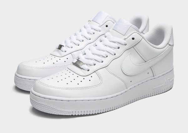 Nike Air Force 1 (1982): Thiết kế của Nike Air Force 1 được lấy cảm hứng từ chiếc máy bay Không Lực 1 dành riêng cho Tổng thống Mỹ. Trong thời kì đỉnh cao, Nike đã bán ra số lượng giày lên đến 12 triệu đôi và thu về hơn 800 triệu USD/năm.