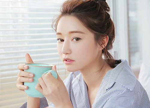 Khi lượng nước trong cơ thể không đủ, các tế bào sẽ teo lại. Nó làm tăng khả năng vòng 1 bị “xẹp lép”. Không những thế, thiếu nước còn làm cho da trở nên nhăn nheo hơn. Vì thế, các bạn cần uống đủ 2 – 2,5 lít nước mỗi ngày để cung cấp đủ nước cho da và ngực thêm săn chắc.