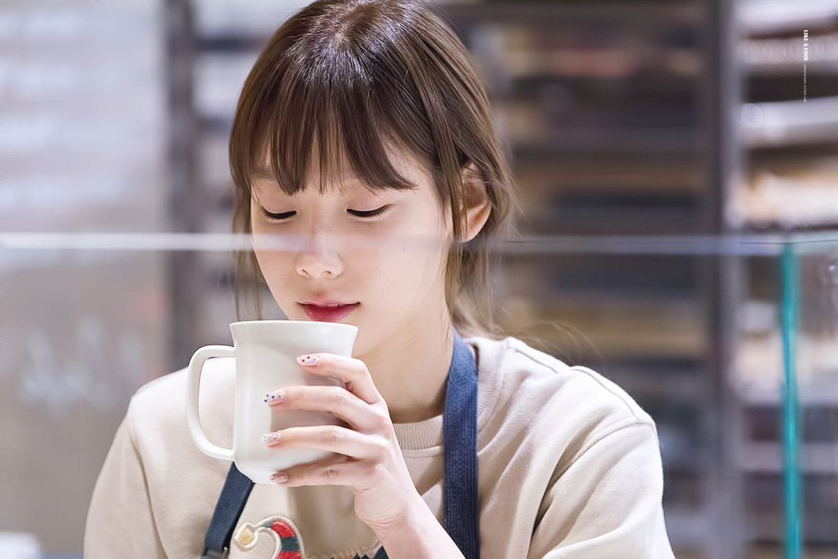 Theo một nghiên cứu tại Thụy Điển, kích cỡ vòng 1 thường có xu hướng teo đi nếu bạn sử dụng quá 100g caffein mỗi ngày. Nguyên nhân chính là do caffein có tác dụng rất lớn trong việc làm giảm mỡ. Nó khiến cho lượng mỡ – cấu tạo chủ yếu của vòng 1 bị tiêu hao, dẫn đến giảm kích thước.