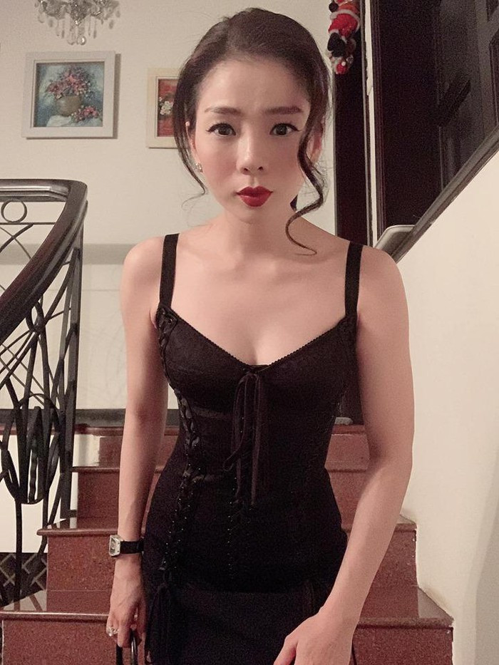 Bat ngo voi bi quyet giu vong eo 58 cua ca si Le Quyen