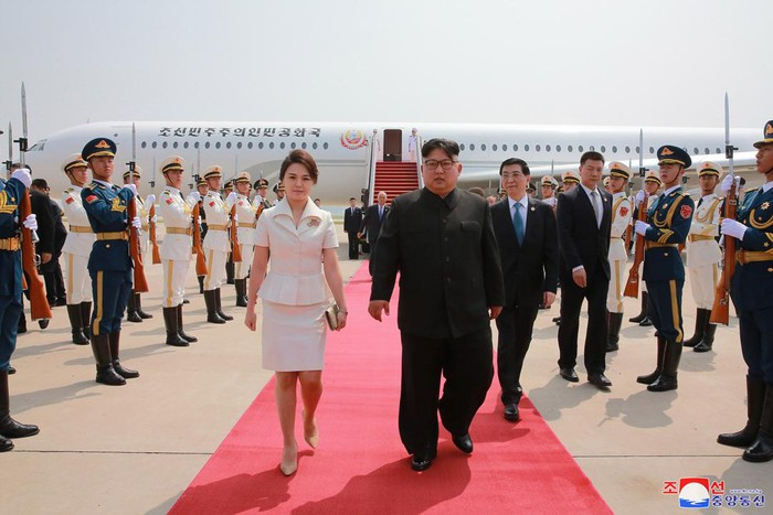 Trong chuyến công tác cùng Kim Jong-un tới Trung Quốc, bà Ri Sol-ju đã lựa chọn thiết kế màu trắng kem trẻ trung và thanh lịch. 