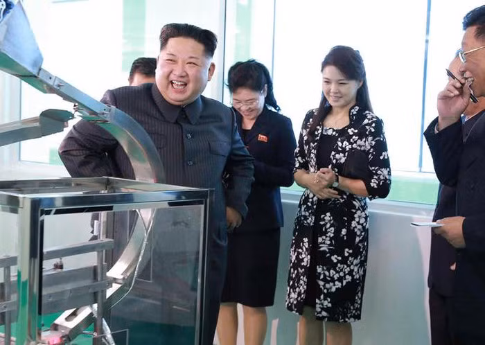 Thay vì chọn hanbok truyền thống và đeo phù hiệu, đệ nhất phu nhân Triều Tiên thường mặc những bộ váy thanh lịch mang hơi hướng phương Tây, nhấn nhá trâm cài áo nổi bật.