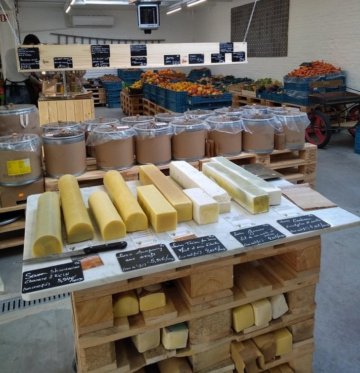 Đây không phải là phô mai mà là những thanh dầu gội đầu. Hình thức này giúp giảm việc sử dụng chai nhựa.