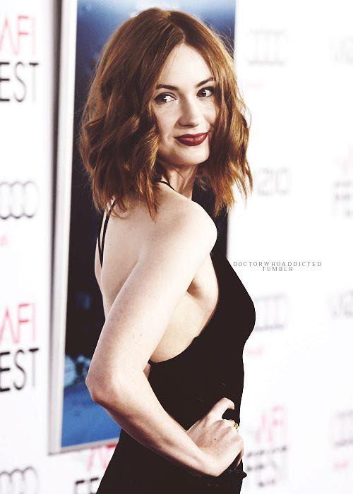 Karen Gillan khá tự tin khi diện các kiểu đầm hở lưng trần quyến rũ.