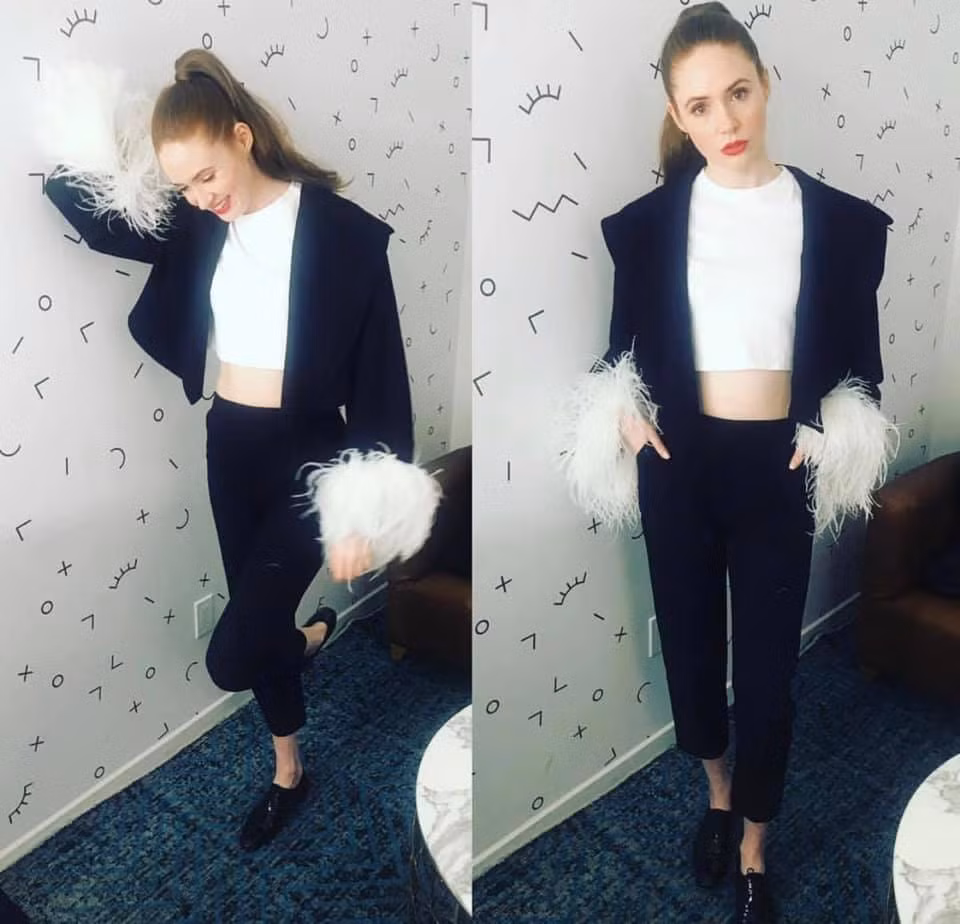 Karen Gillan diện áo quần đơn giản khoe eo thon với điểm nhấn là hai ống tay lông tua rua điệu đà. Ảnh: FB