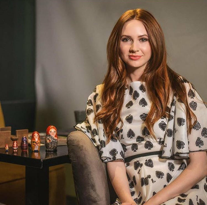 Ngoài những kiểu váy áo sexy, cô cũng khá hợp với phong cách nữ tính điệu đà.