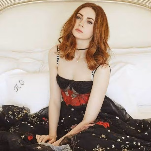 Kiểu váy hai dây giúp người đẹp thêm trẻ trung, căng tràn sức sống.