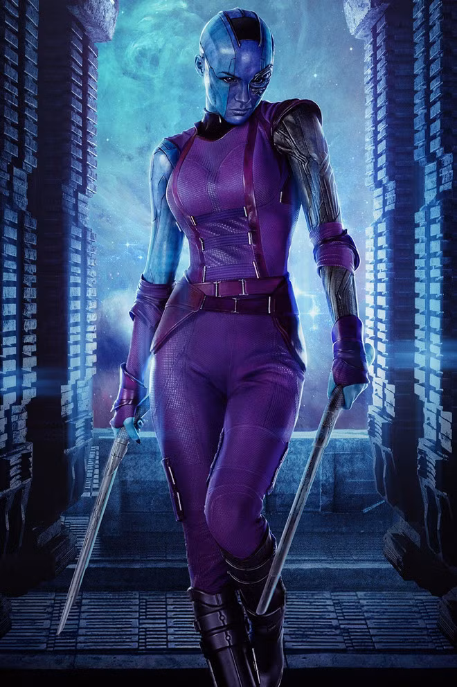 Trong loạt phim Guardians of the Galaxy và Avengers, Nebula (do Karen Gillan đóng) được tạo hình nửa người, nửa robot, có đầu trọc và làn da xanh đáng sợ.