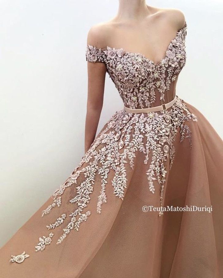 Chiếc váy được thêu hoa tinh tế.