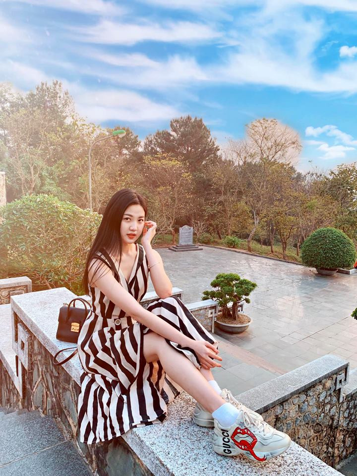 Đôi khi, Lương Thanh cũng rất sang chảnh và thanh lịch khi kết hợp váy kẻ với giày sneaker năng động.