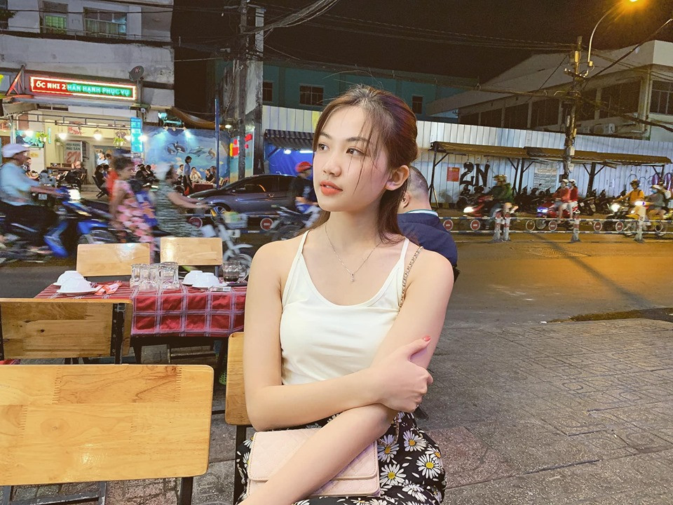 Áo hai dây là món đồ thường xuyên được nữ diễn viên chưng diện.