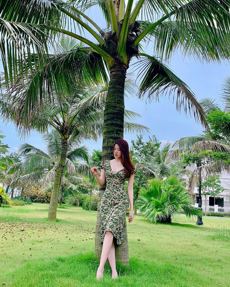 Kiểu váy hoa nhí tôn lên nước da trắng nõn nà của người đẹp Lương Thanh.